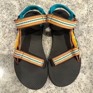 Women’s Teva Sandals Size 8. 🌵 Only worn a handful of times.